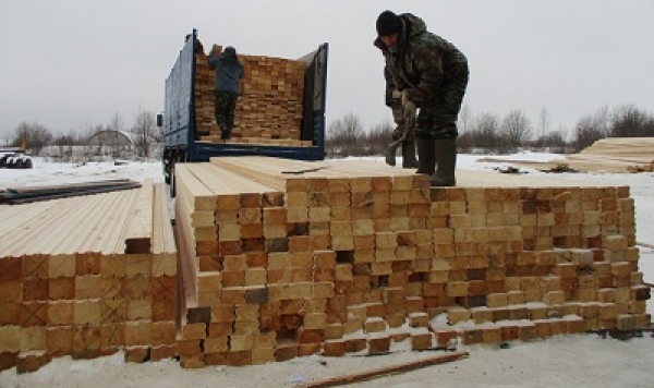 Погрузка бруса для строительства дома 