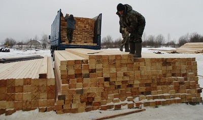 Погрузка бруса для строительства дома 